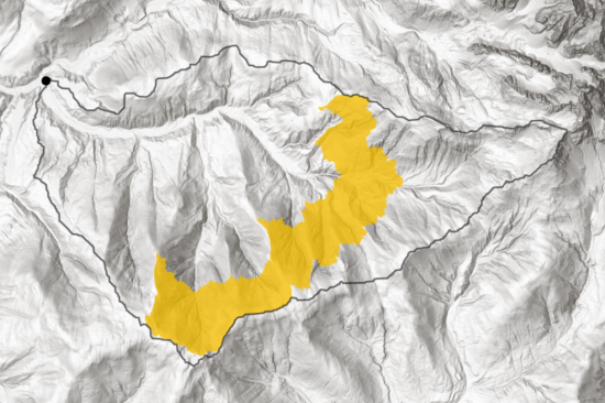 Image 10: The two peak bins from Graph 1 (9.087-10.601m distance from pouring point), area visualized. Special protection should be afforded to those areas, since the precipation of a large area arrives at the pour point within a small timeframe. The black line delineates the catchment area.